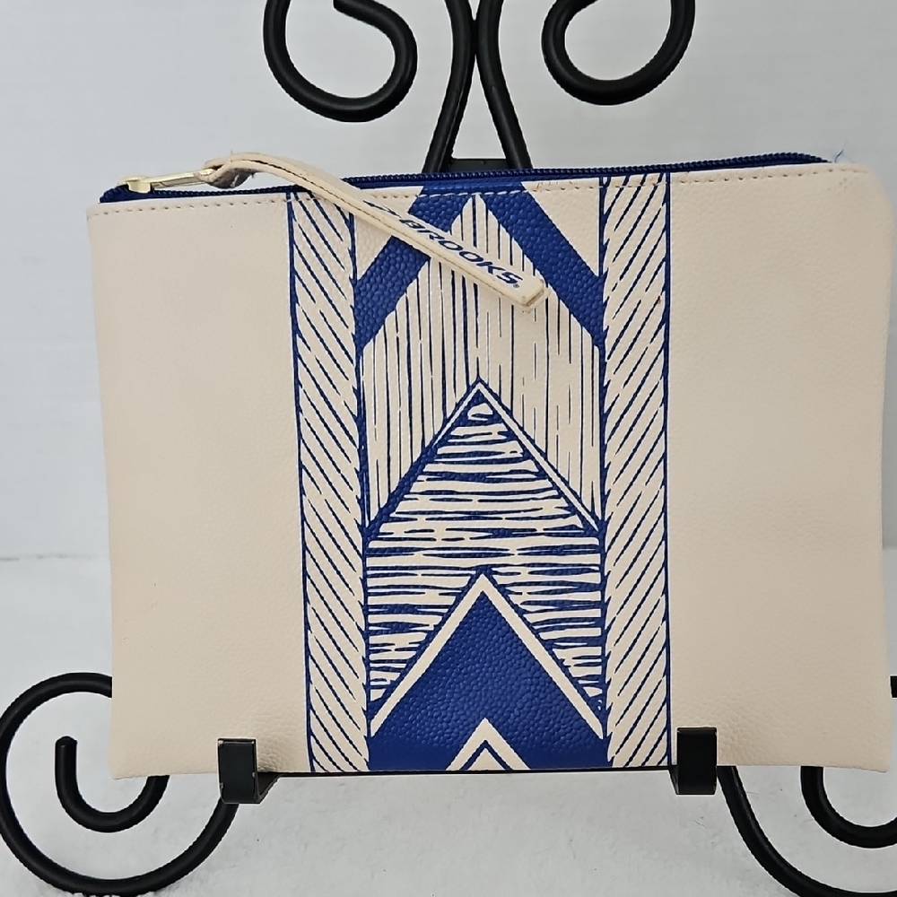 Brooks  | Women's Cream Blue Chevron Patterned Zip Travel Cosmetic Bag